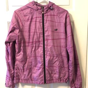 New Balance Jr’s/wmn light jacket, windbreaker w/hood. Drawstrings w/hood, waist